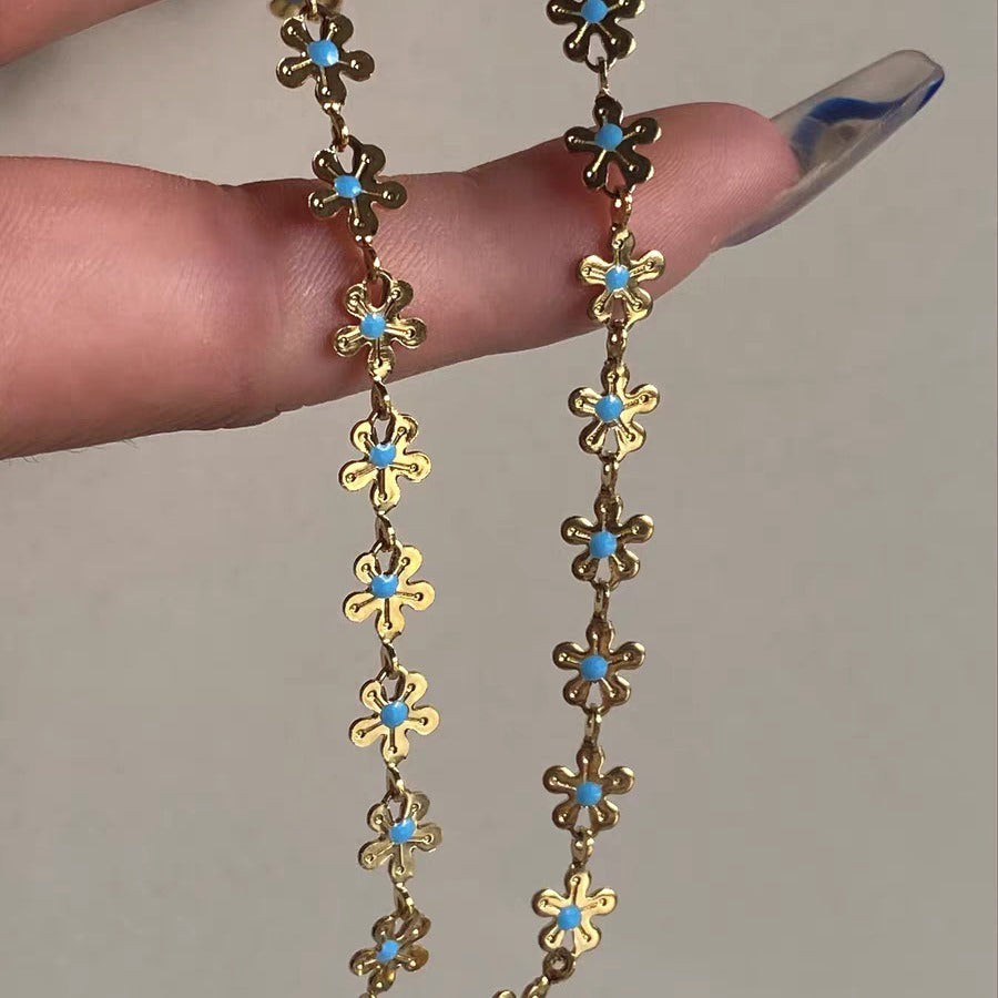 Blue daisy necklace