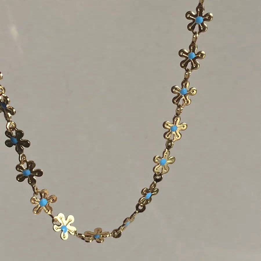 Blue daisy necklace