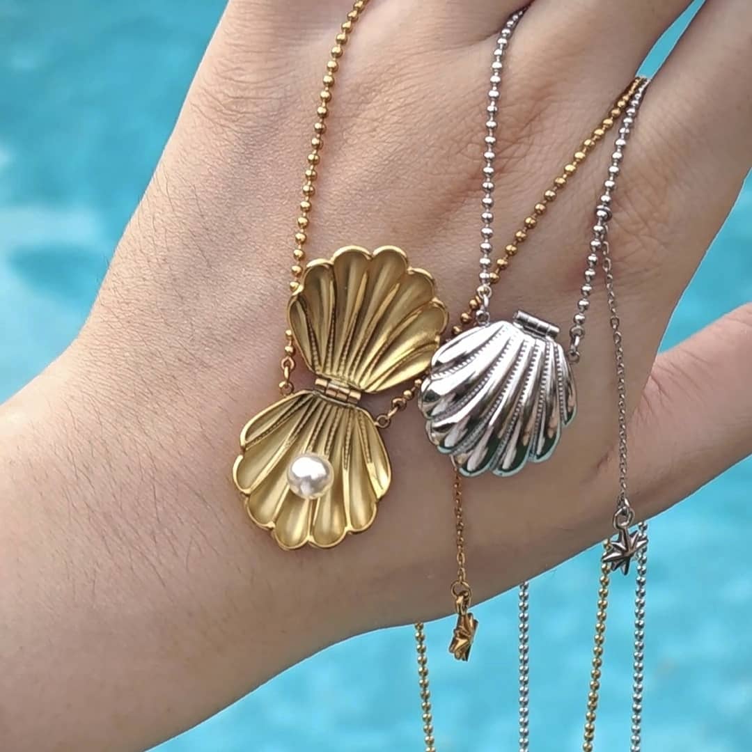 Open & close shell necklace