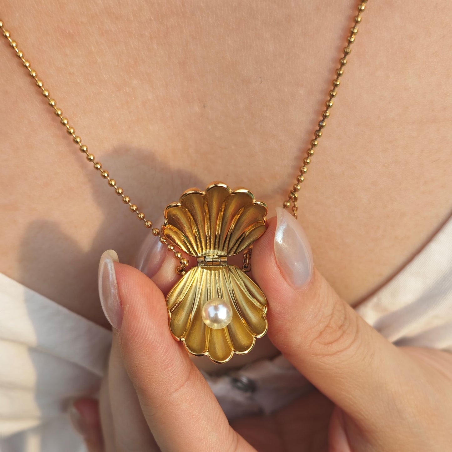 Open & close shell necklace