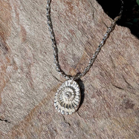 Shell fossil shaped necklace
